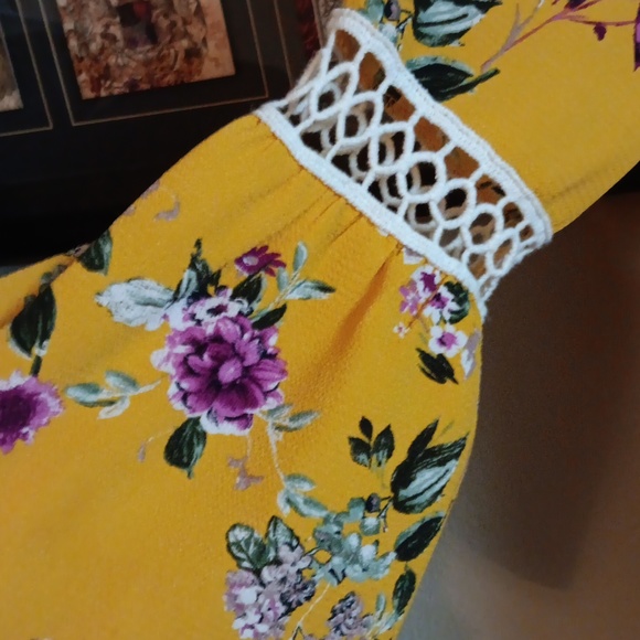 Women's Floral Top - Picture 2 of 5